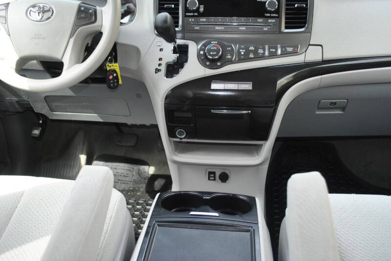 2014 Toyota Sienna LE 8-Passenger