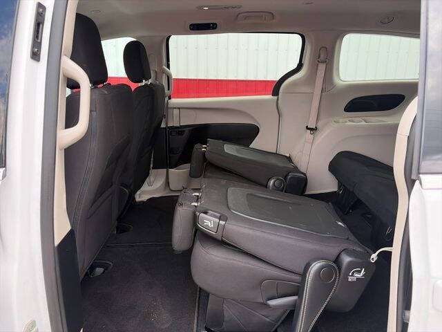 2022 Chrysler Voyager LX