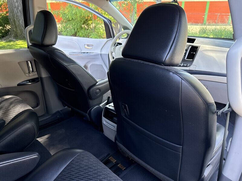 2011 Toyota Sienna SE 8-Passenger