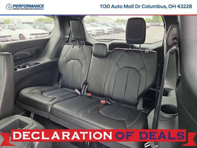 2027 Chrysler Pacifica Select
