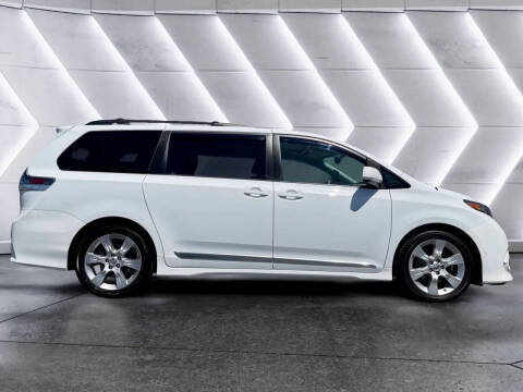 2012 Toyota Sienna SE 8-Passenger