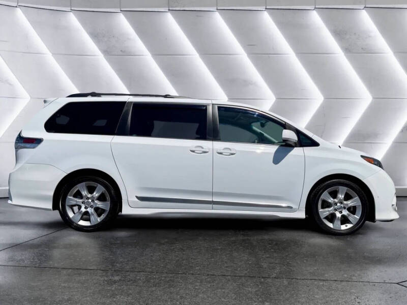 2012 Toyota Sienna SE 8-Passenger