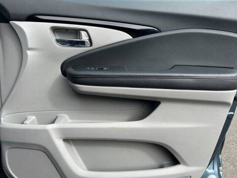 2022 Honda Pilot Touring w/Rear Captain's Chairs