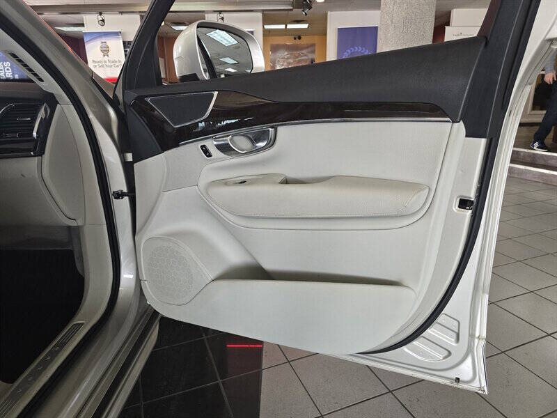 2016 Volvo XC90 T6 Momentum