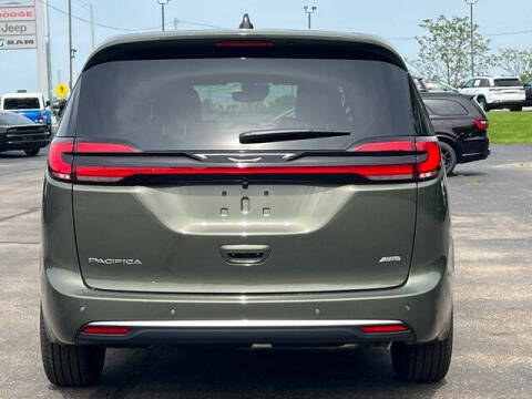 2027 Chrysler Pacifica Select