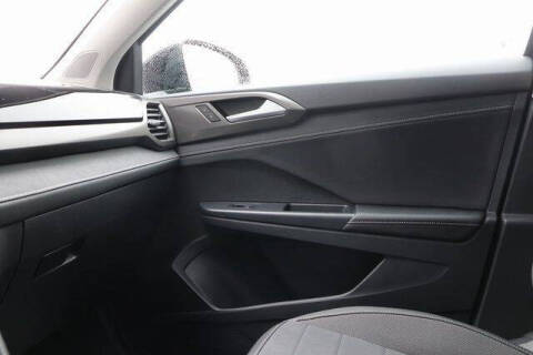 2025 Volkswagen Taos SE Black 4Motion