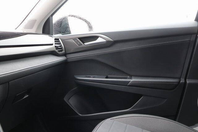 2025 Volkswagen Taos SE Black 4Motion