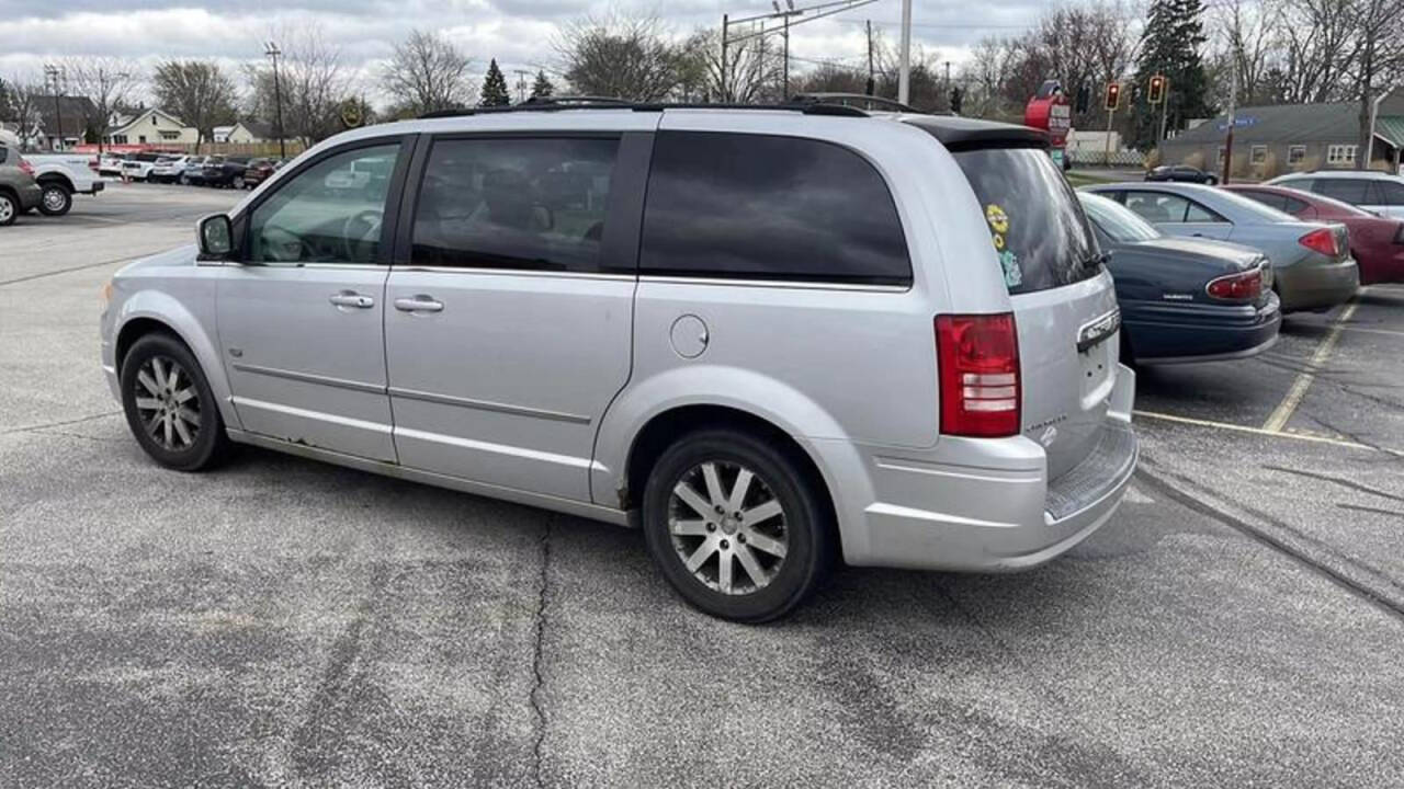 2009 Chrysler Town and Country for sale at Used Cars Toledo in Oregon, OH