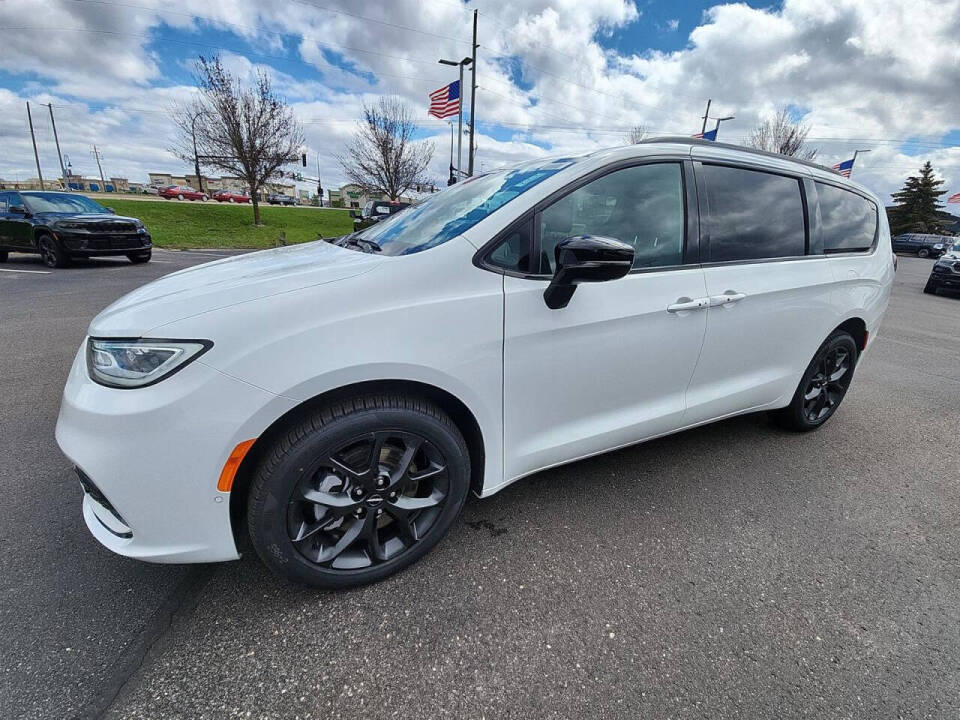 2024 Chrysler Pacifica for sale at Victoria Auto Sales in Victoria, MN