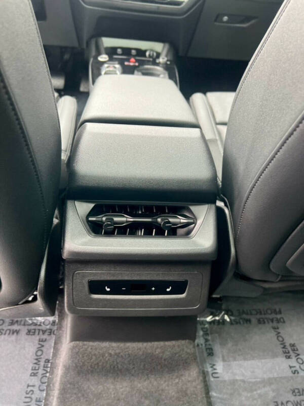 2025 Audi Q6 e-tron quattro Premium Plus