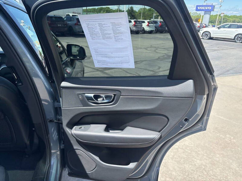 2024 Volvo XC60 B5 Core Dark Theme