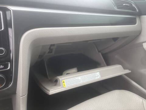 2017 Volkswagen Passat 1.8T R-Line