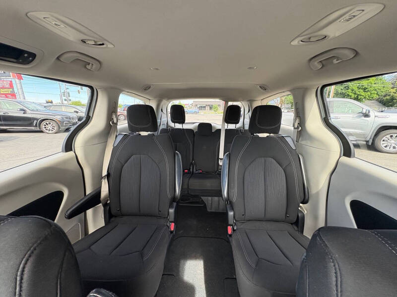 2023 Chrysler Voyager LX