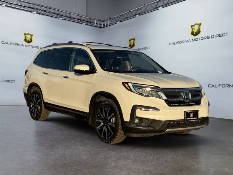 2022 Honda Pilot Touring w/Rear Captain's Chairs