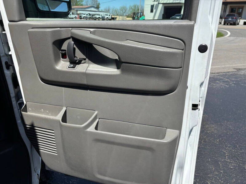 2015 Chevrolet Express Cargo Work Van - Photo 28