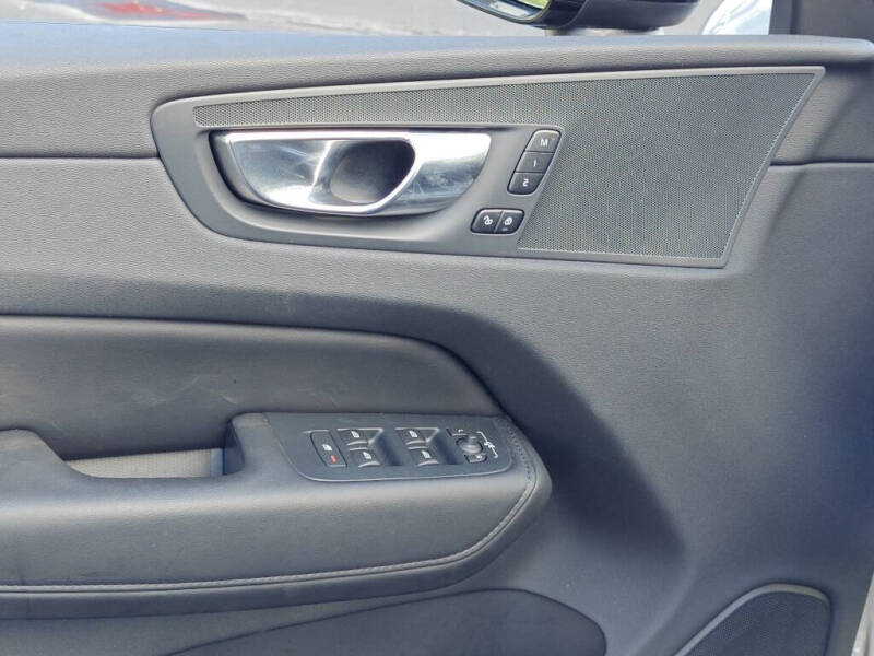 2025 Volvo XC60 B5 Core Dark Theme