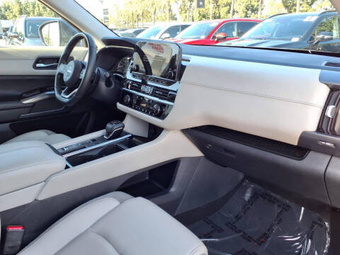 2023 Nissan Pathfinder SL
