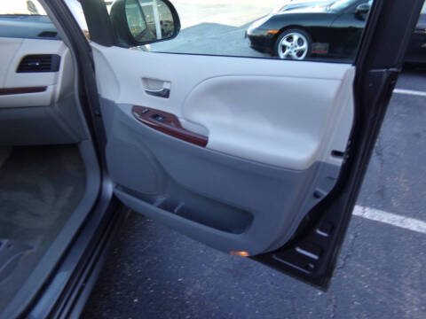 2011 Toyota Sienna XLE 7-Passenger Auto Access Seat