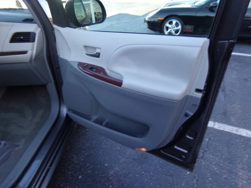 2011 Toyota Sienna XLE 7-Passenger Auto Access Seat