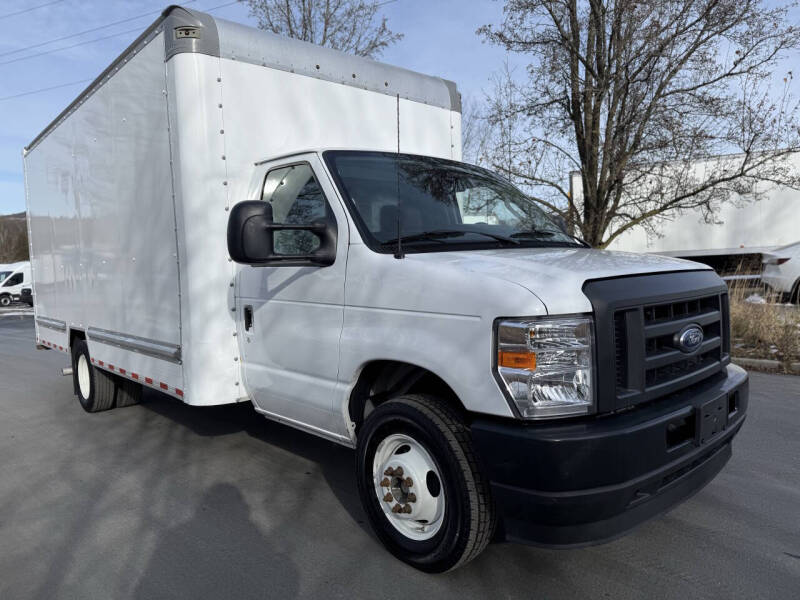 2024 Ford E-Series Cutaway Base's photo