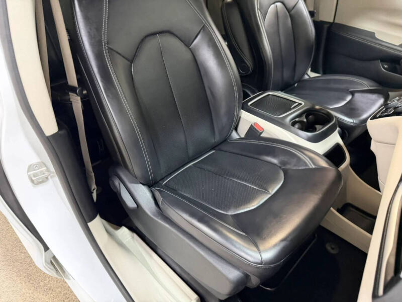2023 Chrysler Pacifica Plug-In Hybrid Touring L