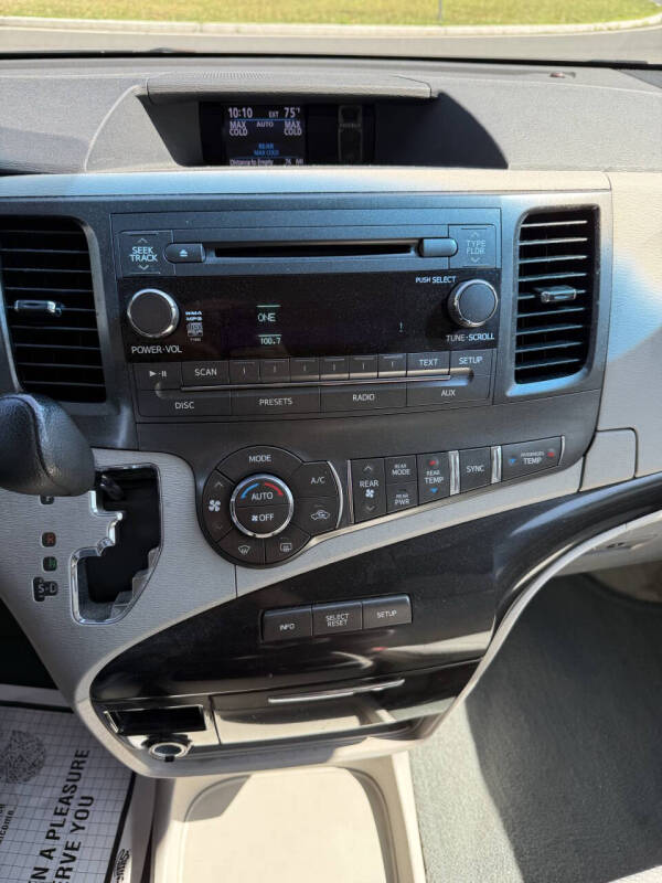 2014 Toyota Sienna LE 8-Passenger