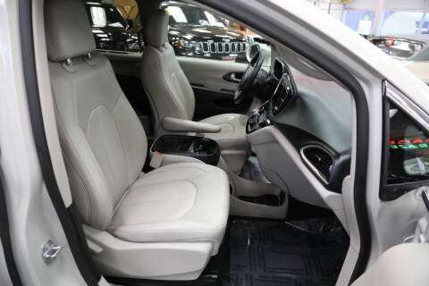 2017 Chrysler Pacifica Touring-L