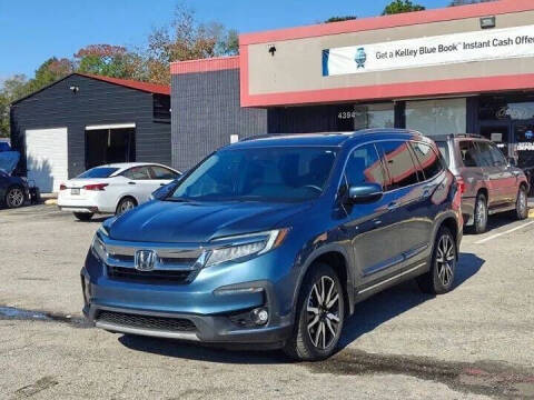 2020 Honda Pilot Touring w/Rear Captain's Chairs