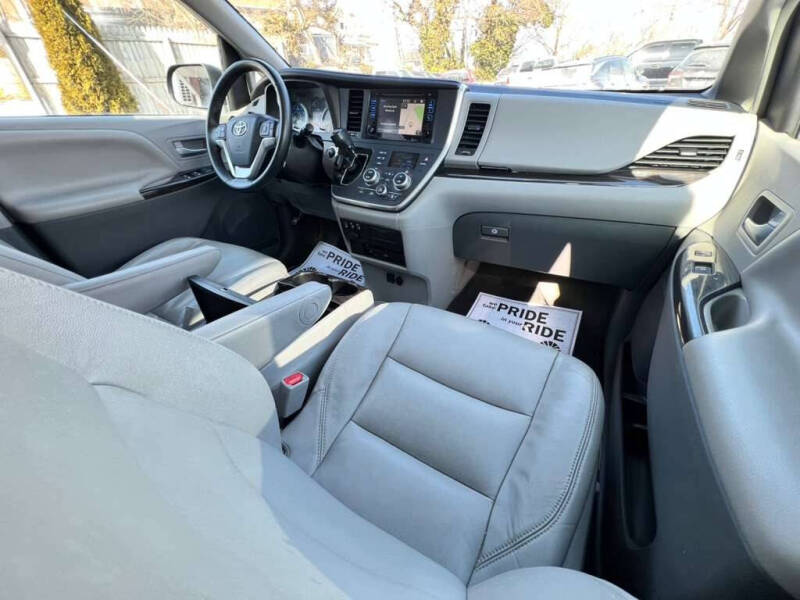 2017 Toyota Sienna XLE Premium 7-Passenger