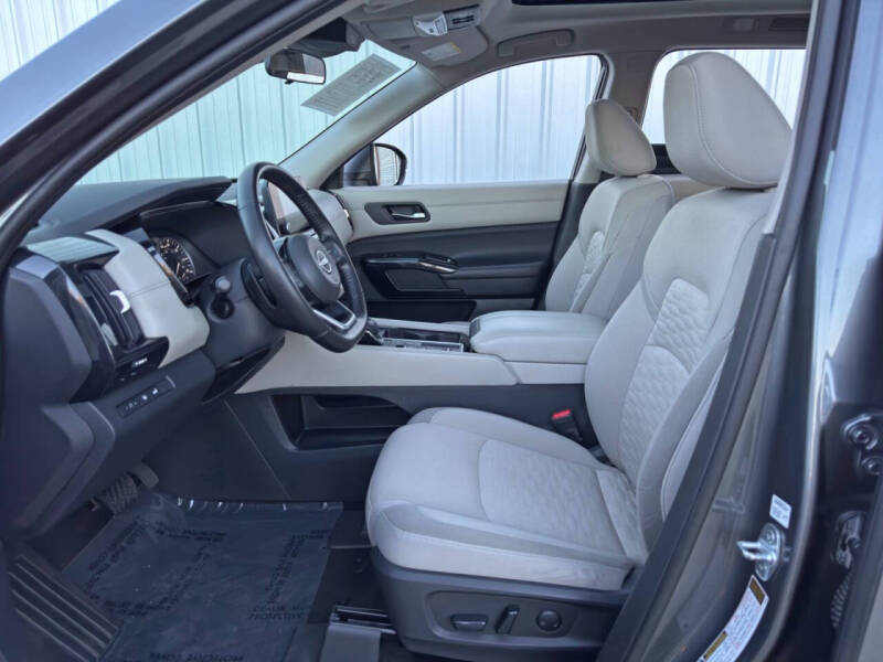 2022 Nissan Pathfinder SV