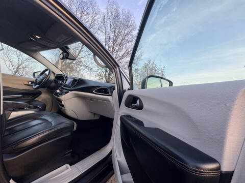 2017 Chrysler Pacifica Touring-L