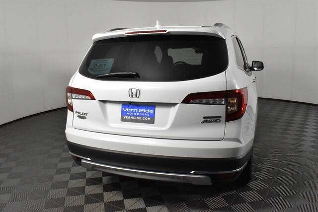 2022 Honda Pilot Touring w/Rear Captain's Chairs