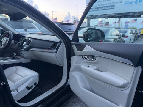 2017 Volvo XC90 T6 Momentum