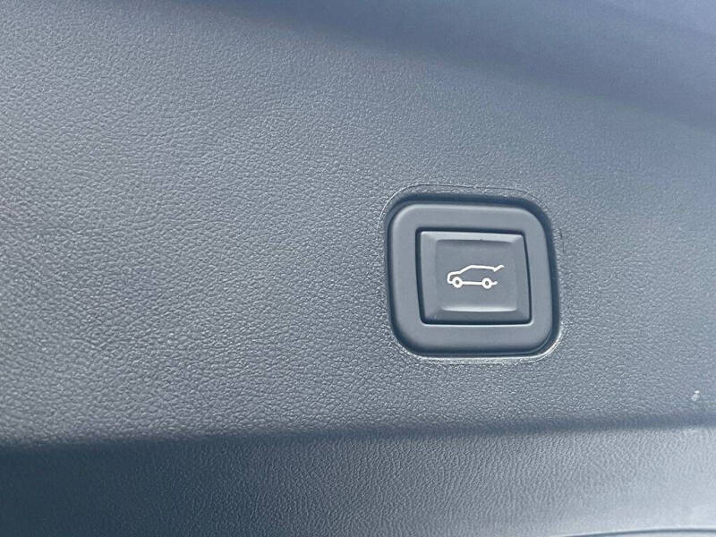 2024 Cadillac LYRIQ Luxury 3