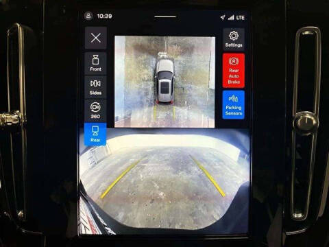 2025 Volvo XC40 B5 Plus Bright Theme
