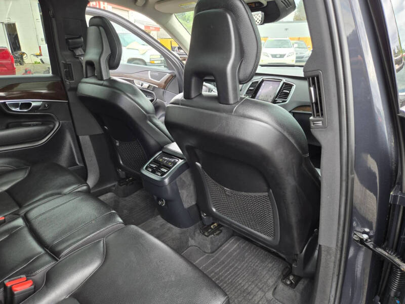 2017 Volvo XC90 T6 Momentum