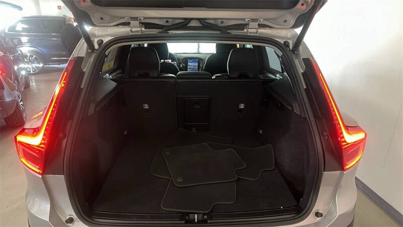 2025 Volvo XC40 B5 Core Bright Theme