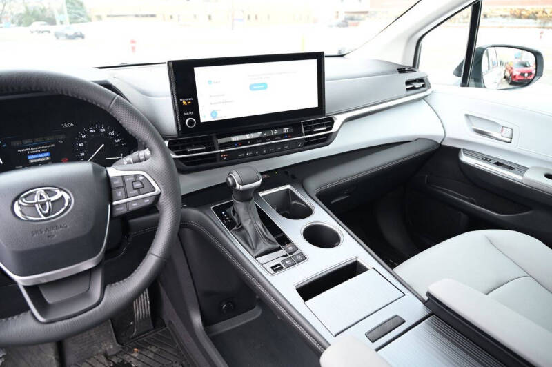 2025 Toyota Sienna XLE 8-Passenger