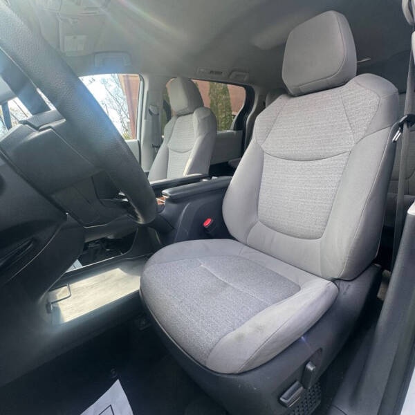 2022 Toyota Sienna LE 8-Passenger