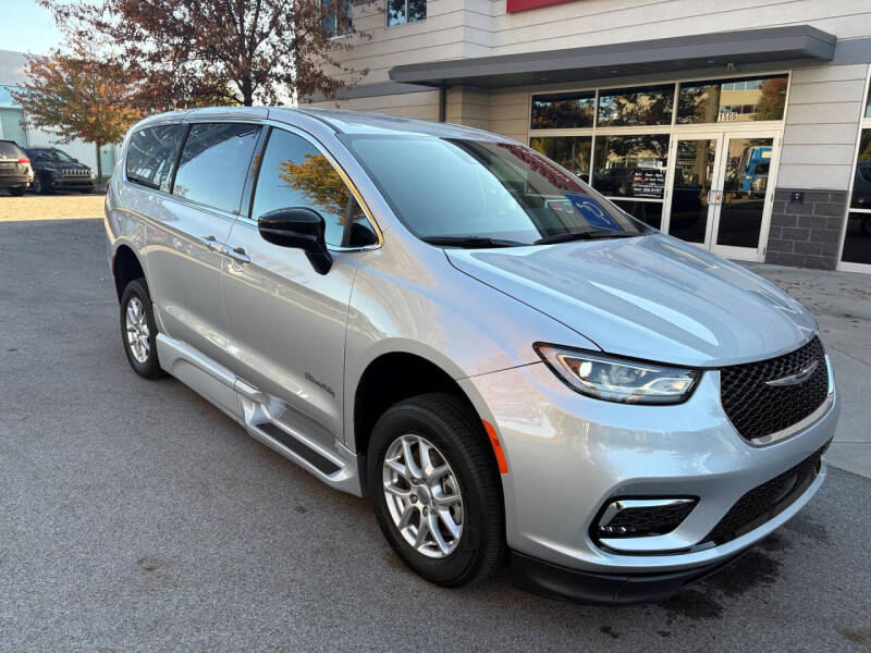 2024 Chrysler Pacifica Touring