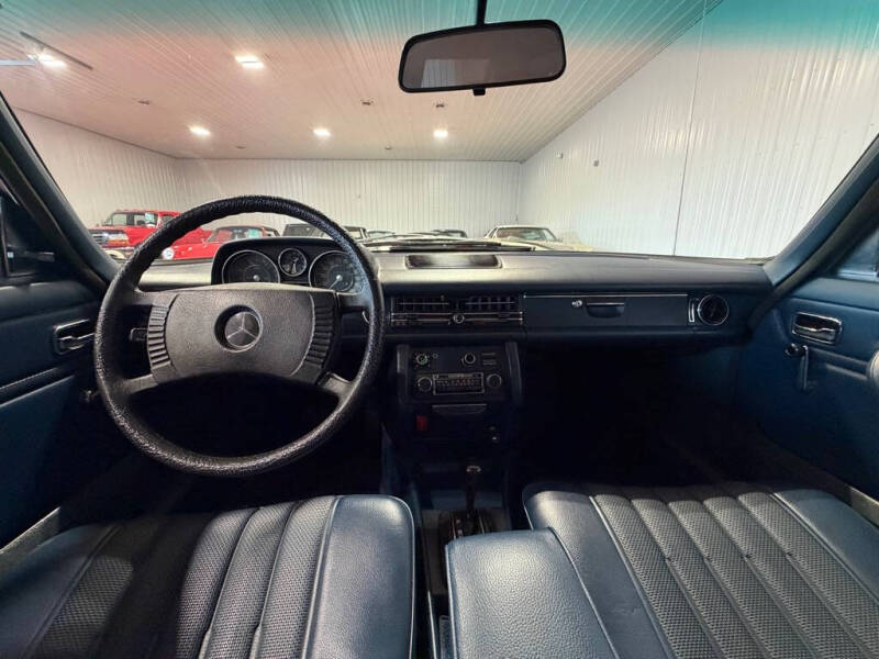 1975 Mercedes-Benz 230