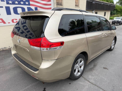 2012 Toyota Sienna LE 7-Passenger Auto Access Seat