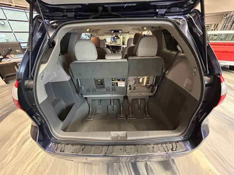 2019 Toyota Sienna XLE 7-Passenger Auto Access Seat