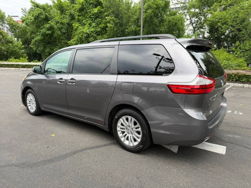 2017 Toyota Sienna XLE Premium 8-Passenger