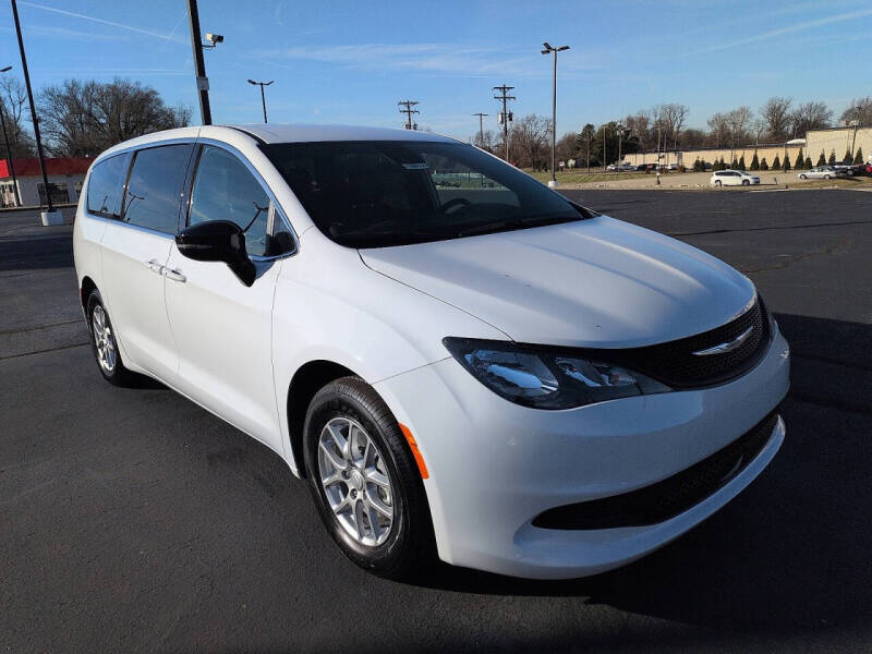 2026 Chrysler Voyager LX's photo