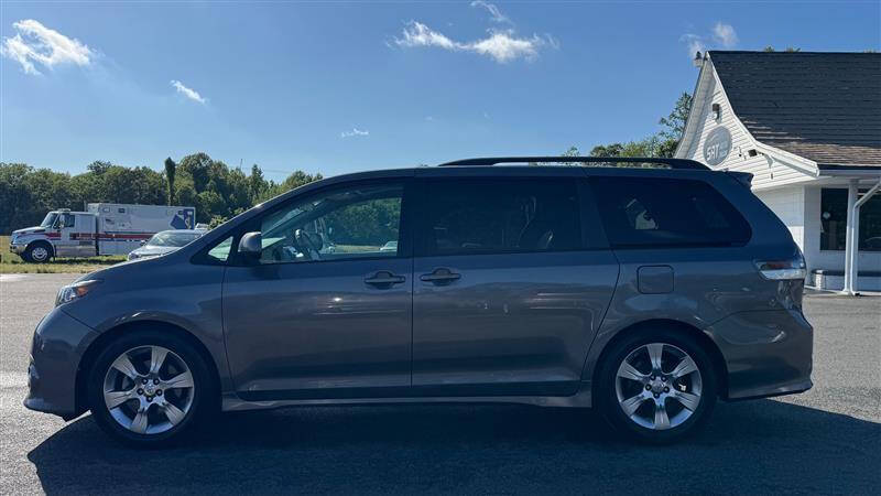 2011 Toyota Sienna SE 8-Passenger