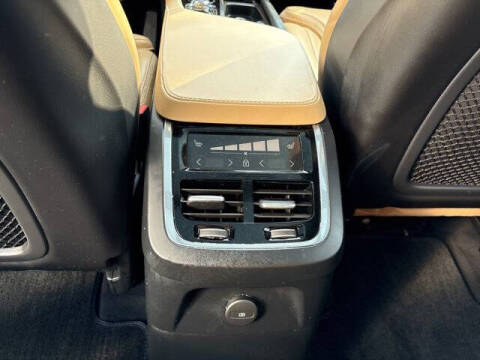 2024 Volvo XC90 Recharge T8 Ultimate Bright Theme 7P