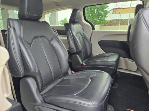 2024 Chrysler Pacifica Plug-In Hybrid Select
