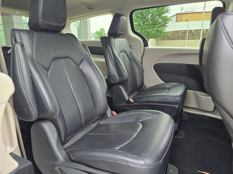 2024 Chrysler Pacifica Plug-In Hybrid Select