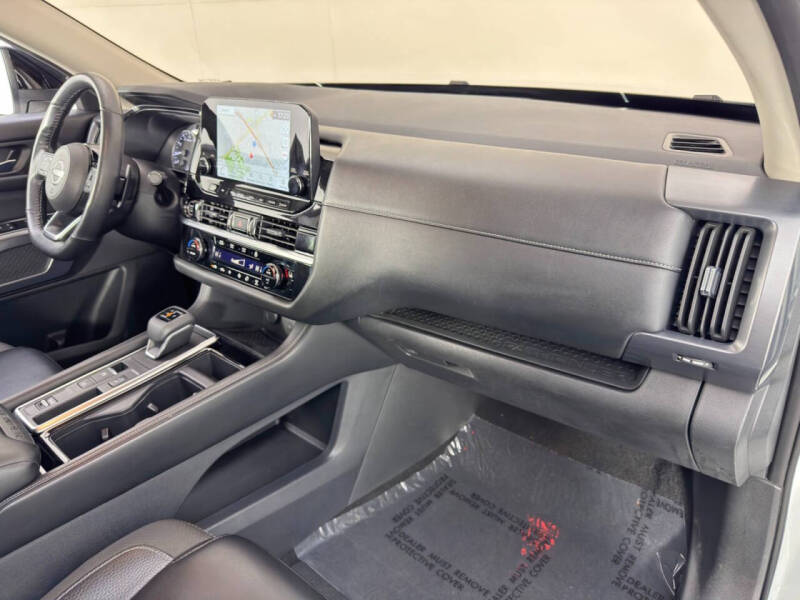 2023 Nissan Pathfinder SL